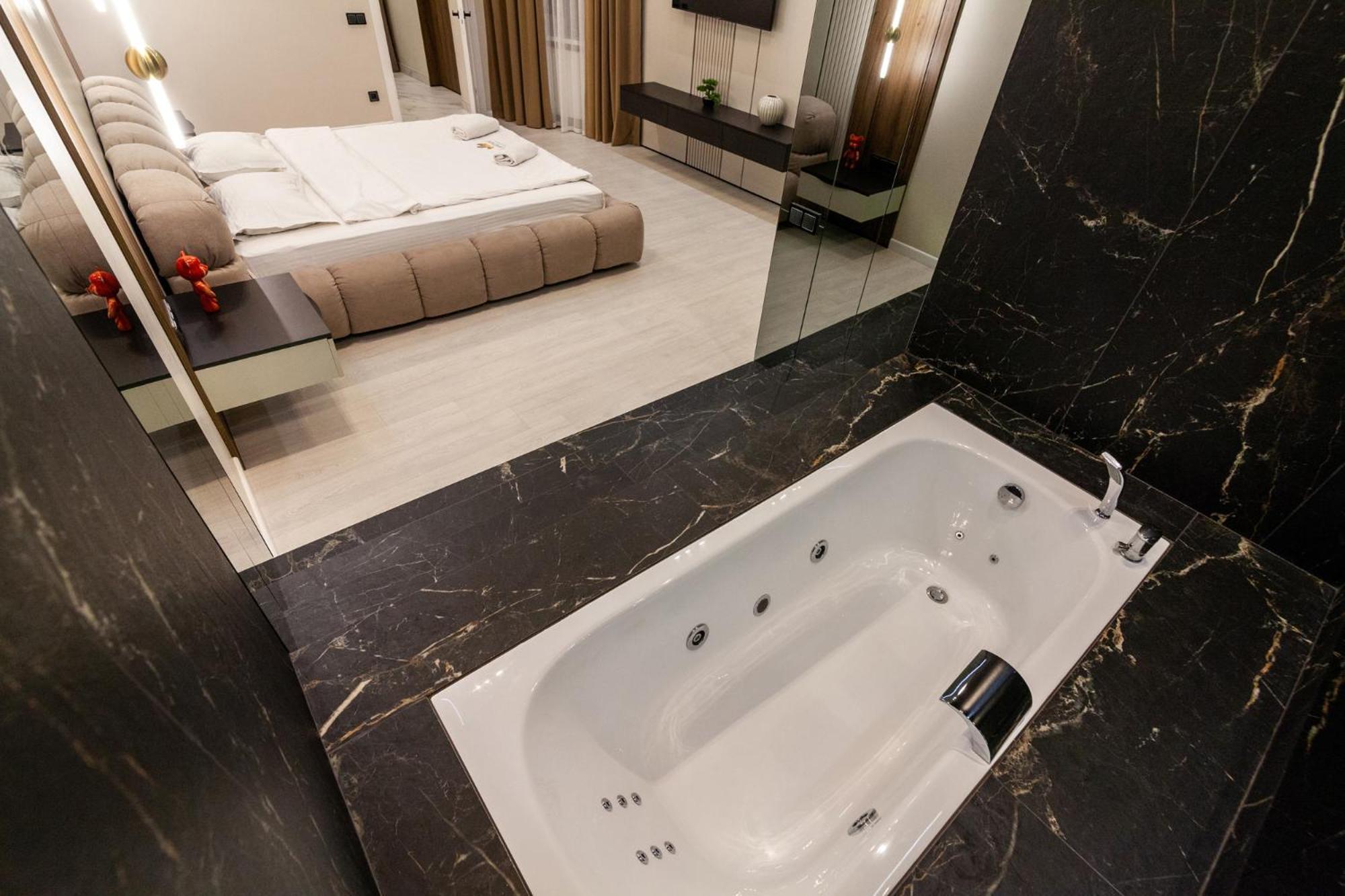 Апартаменти Leogrand Jacuzzi On Malaniuka 2 Львів Екстер'єр фото